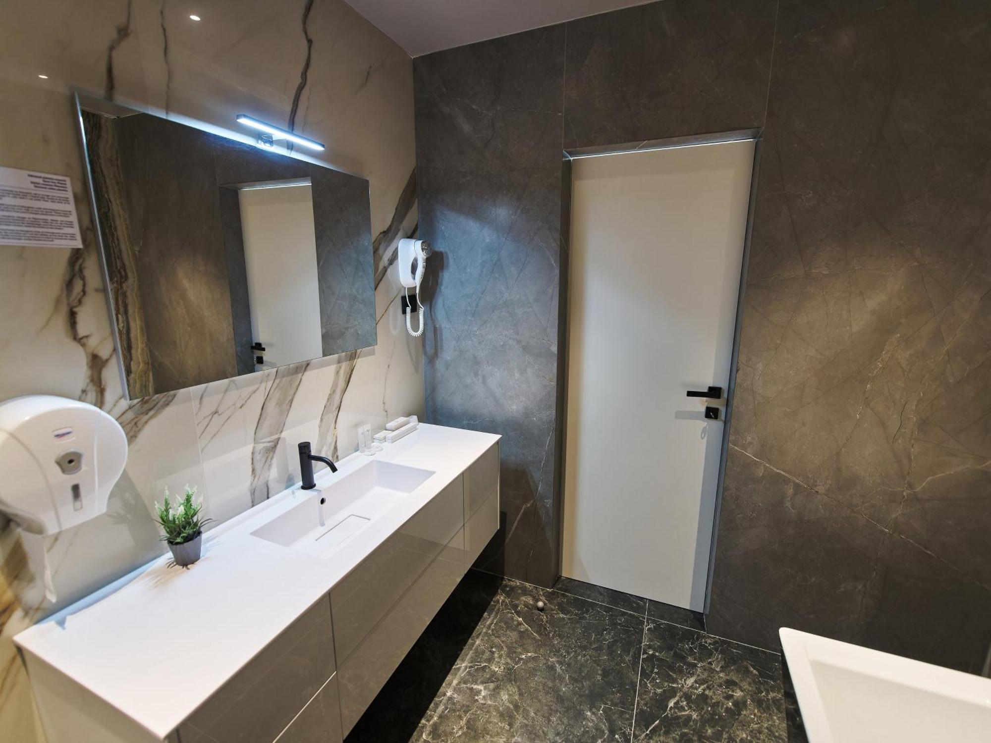 Hotel Emd باكاو المظهر الخارجي الصورة